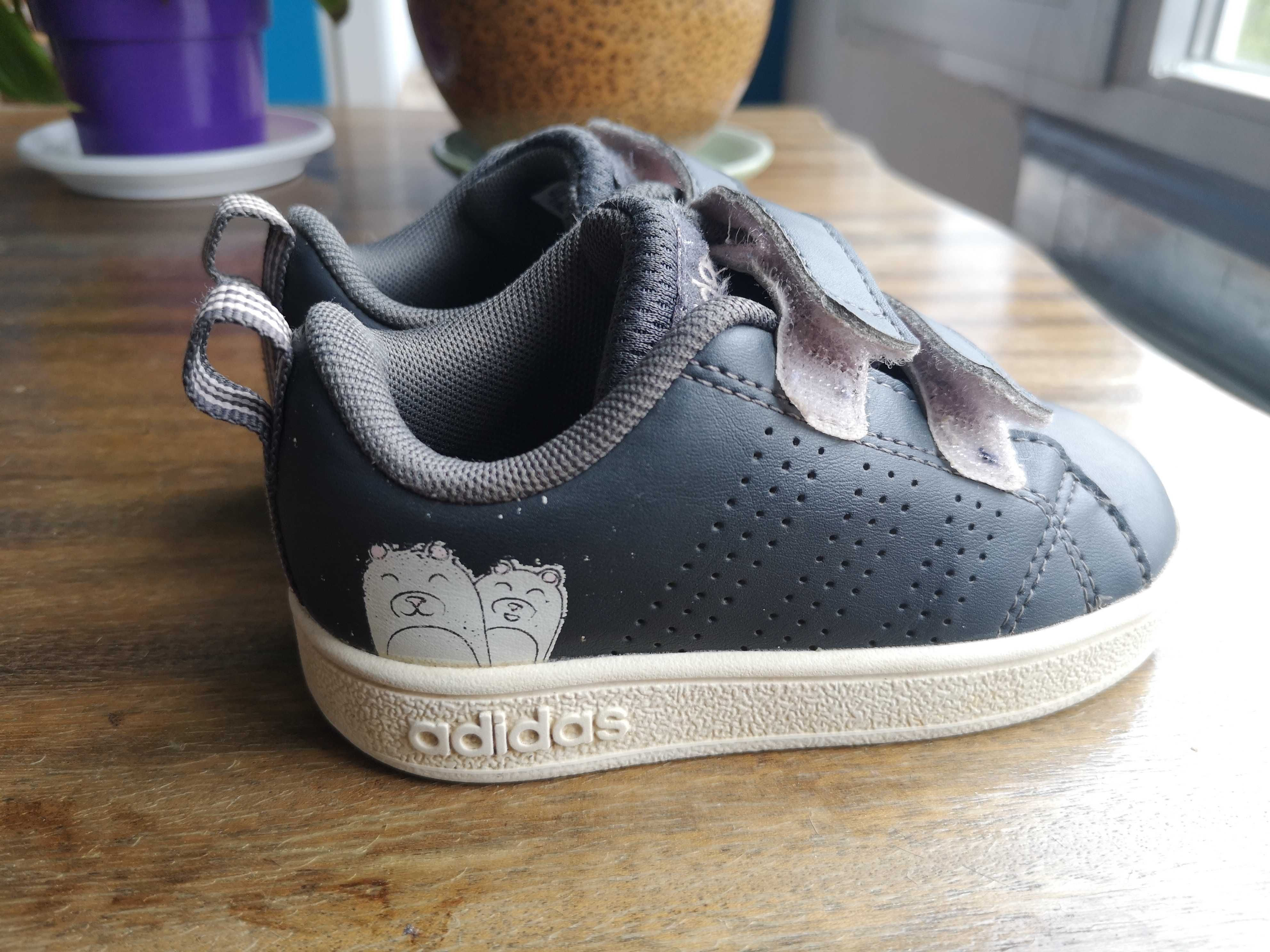 Детски обувки Adidas номер 22