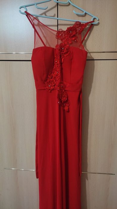 Червена официална рокля