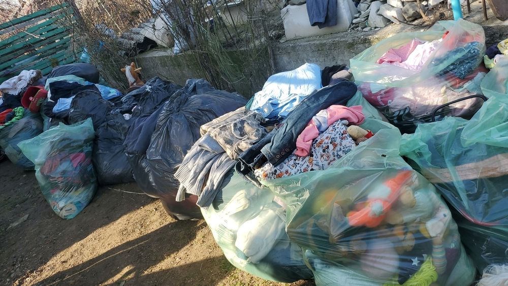Vindem îmbrăcăminte și încălțăminte Sh