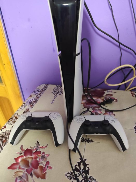 Vand playstation 5  slim ,plus 2 control