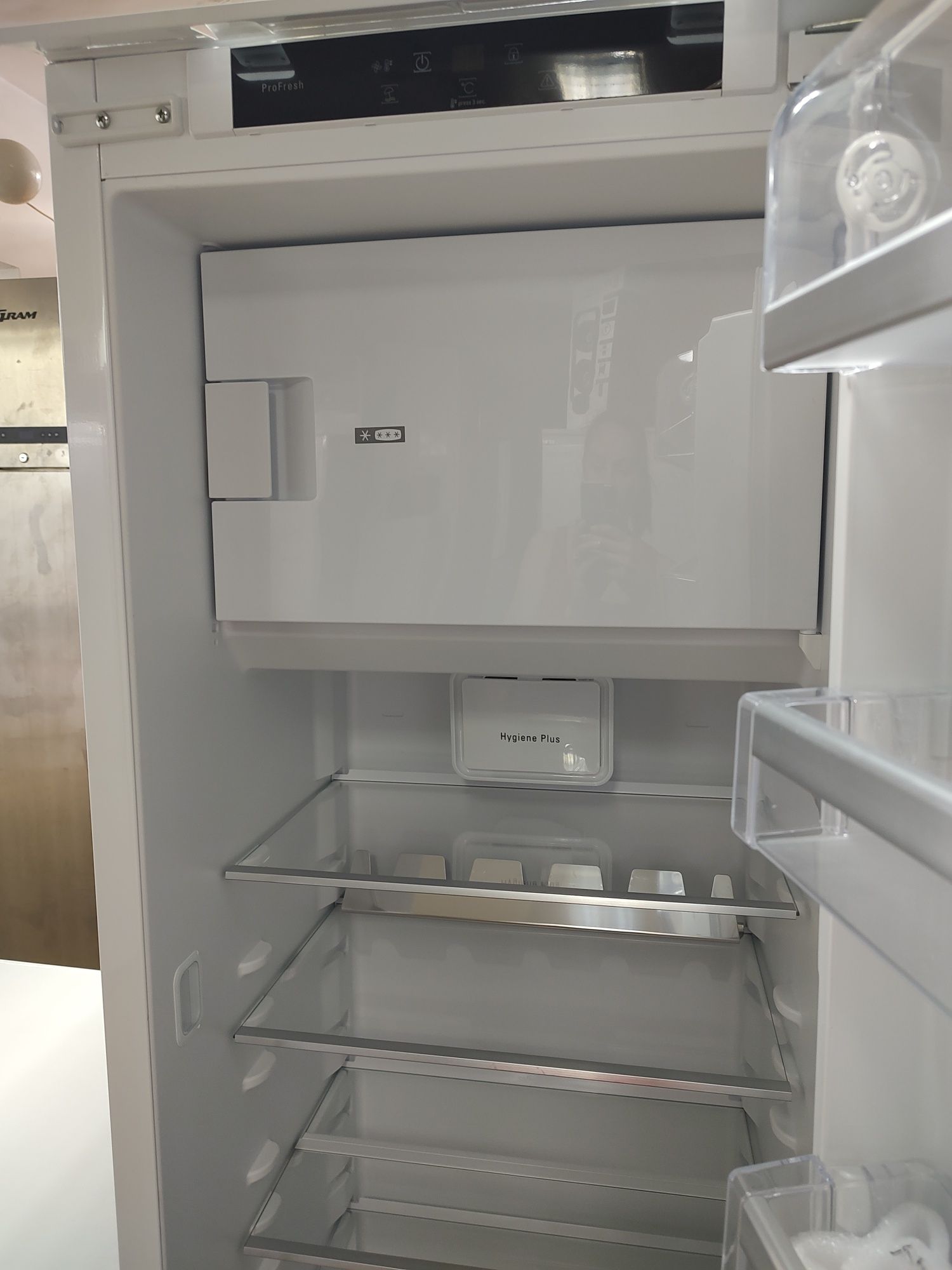 Хладилник за вграждане с камера Bauknecht