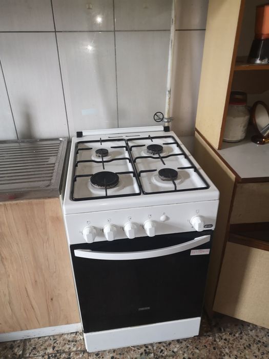 Aragaz zanussi 4 arzătoare + cuptor, aprindere electrica.