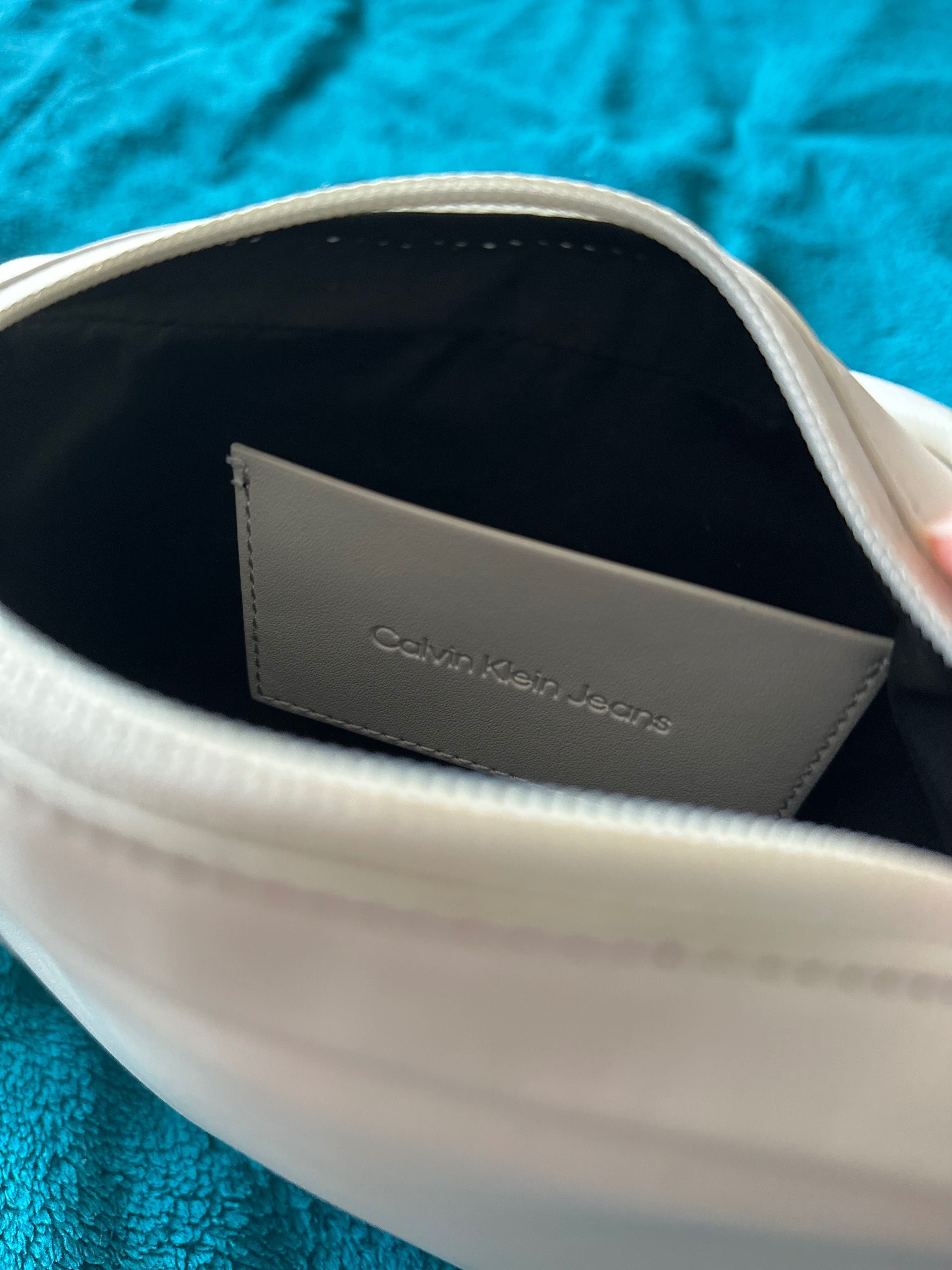 Calvin Klein чанта без етикет
