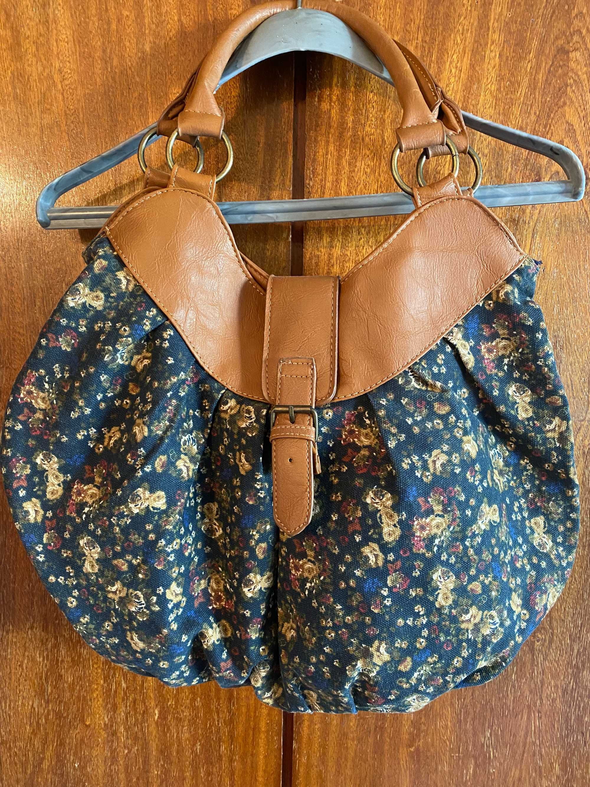 Синя чанта на цветя
