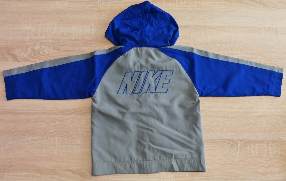 Vand trening NIKE, nou,de fas ,captusit, marime 4ani