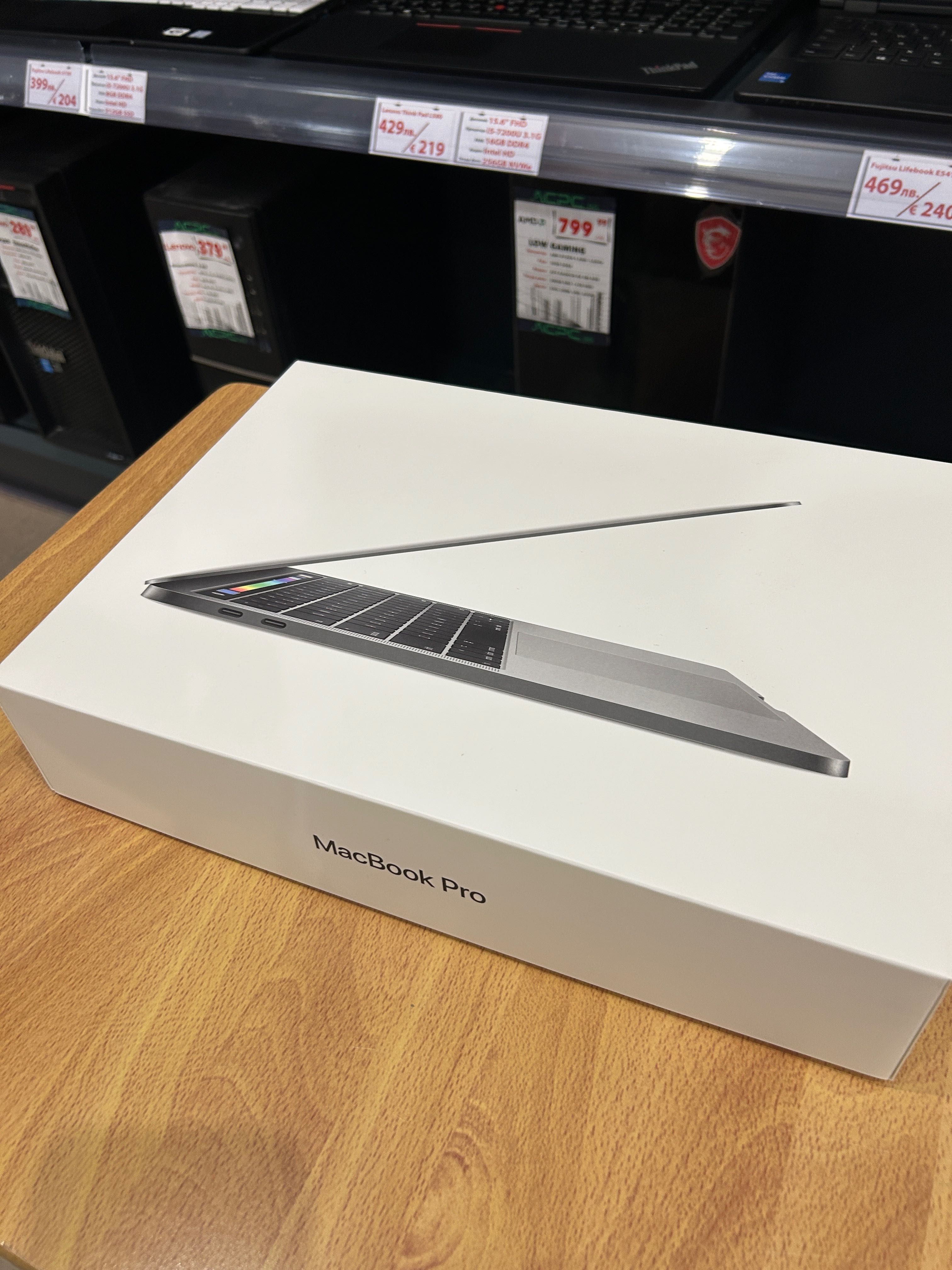 Като нов! Лаптоп MacBook PRO i5/8/256/ A1706 - mid 2017 Touchbar