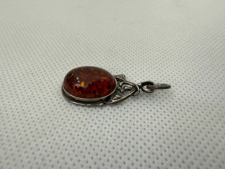 Сребърна висулка с кехлибар. №7535