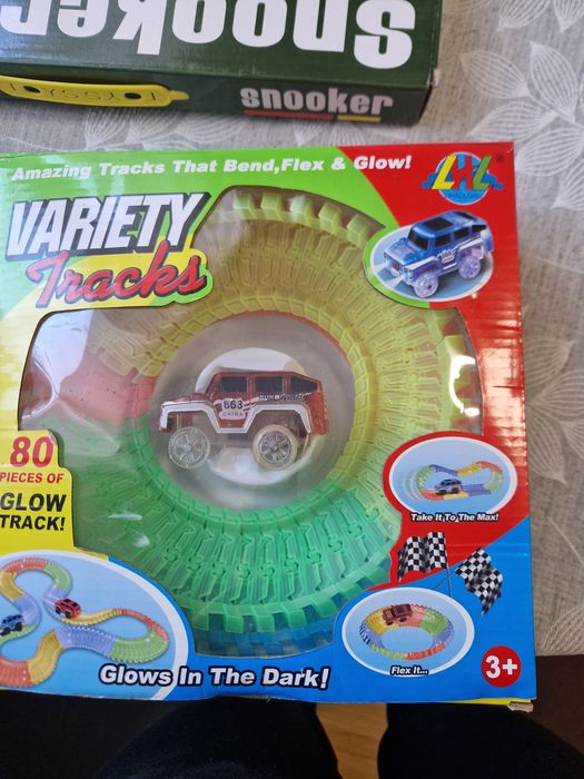 Pistă auto cu mașinuța cu leduri