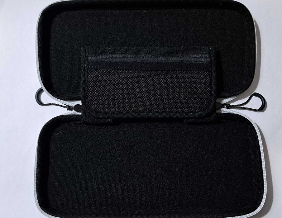 Nintendo калъф (оригинален) и кутия за по 12 игри&мемори карти.