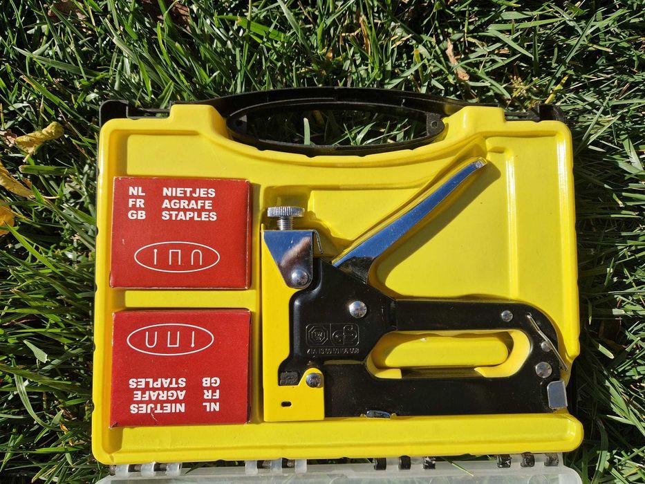 Capsator metalic profesional cu capse + cutie