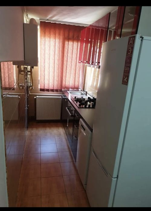 Închiriez apartament 3 camere