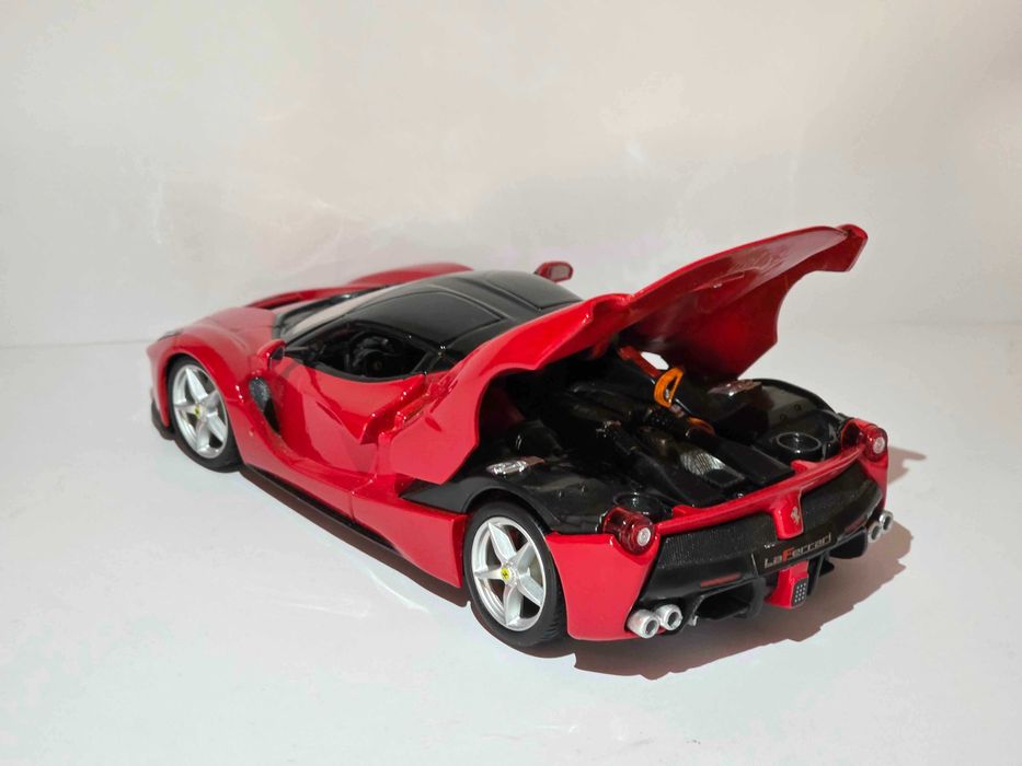 Macheta Ferrari LaFerrari – Ixo / BBurago (1:24)