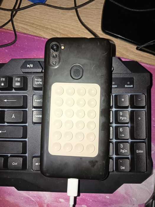 SAMSUNG M11 cu ecranul spart!!