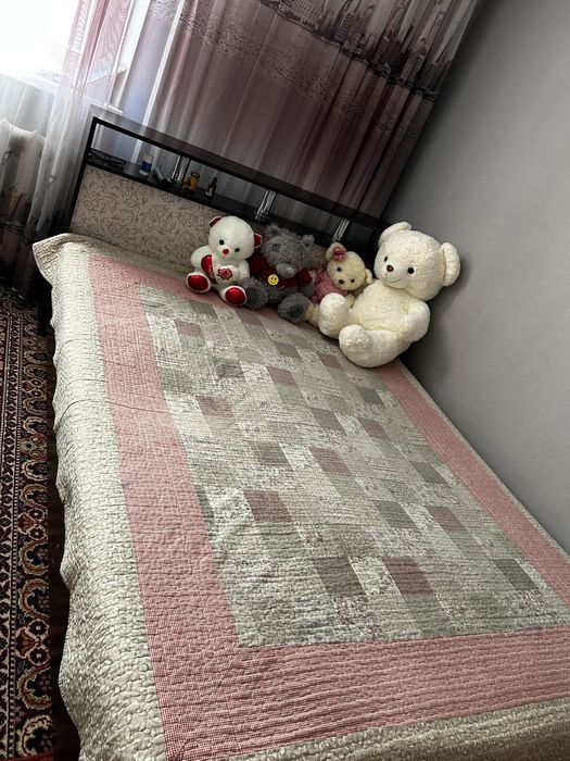 Продам двухспалюнуюю кровать с матрасом