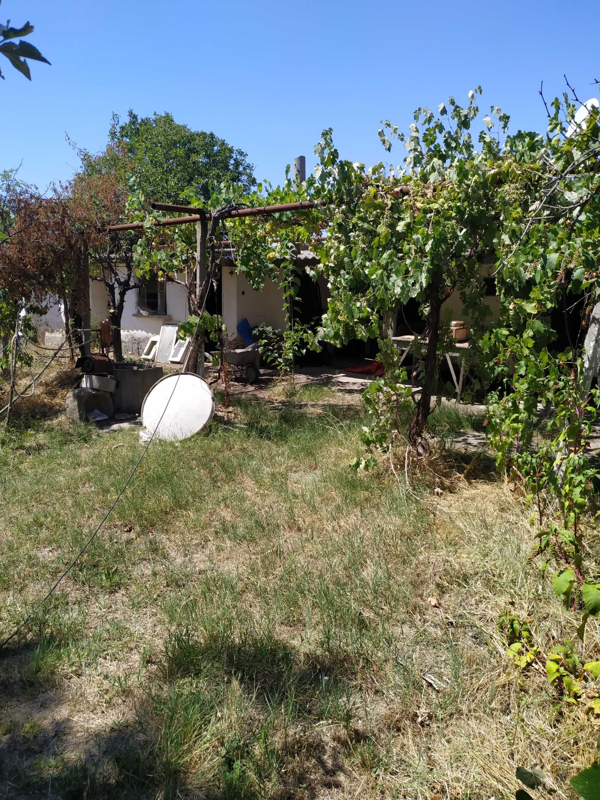 Продавам къща с дворно място и кладенец