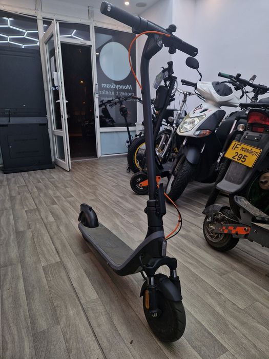Ninebot eKickScooter E2 PLUS