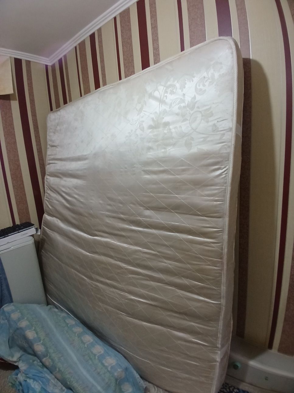 продам матрас, кровать и стол