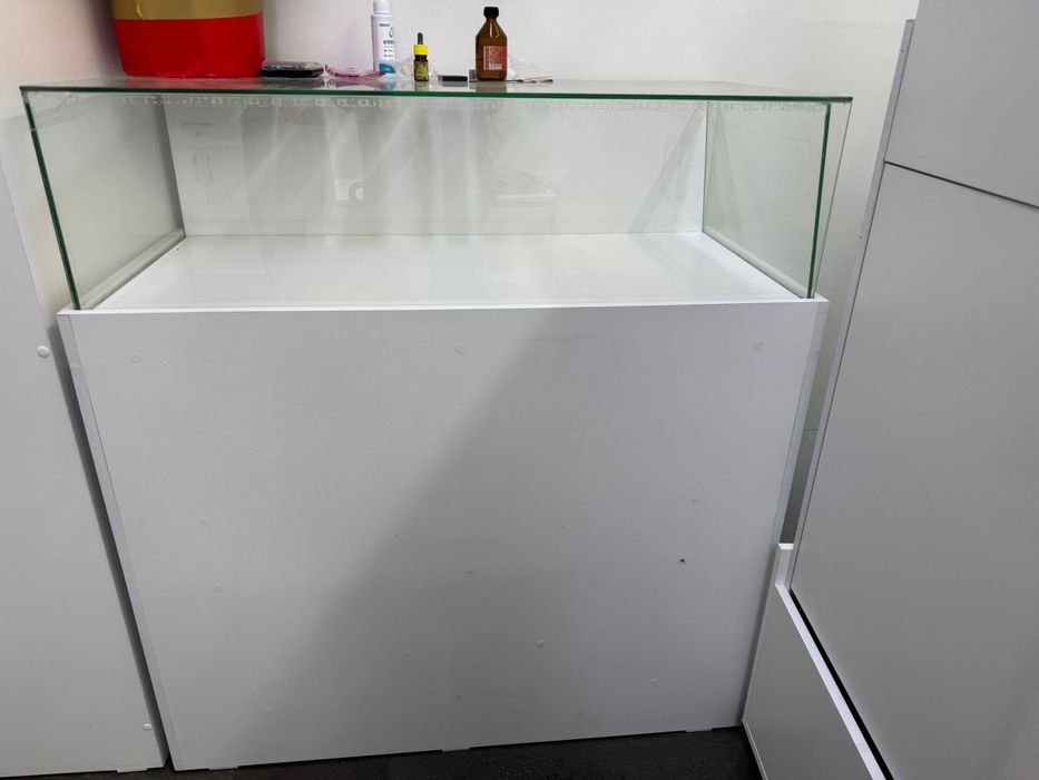 Продам тумбу витрину