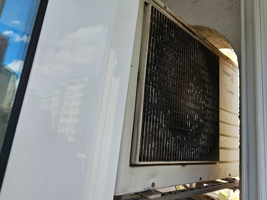 Продавам работещ климатик