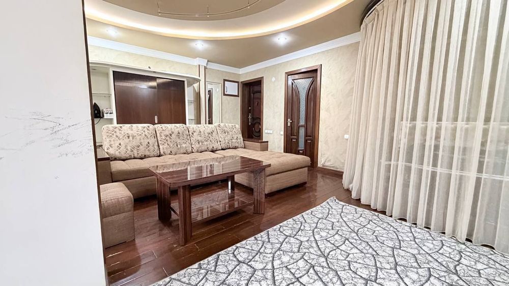 Срочно!Квартира Ц1- кафе Бон 1*2/4/4  общ пл 45м ,балкон 2*6