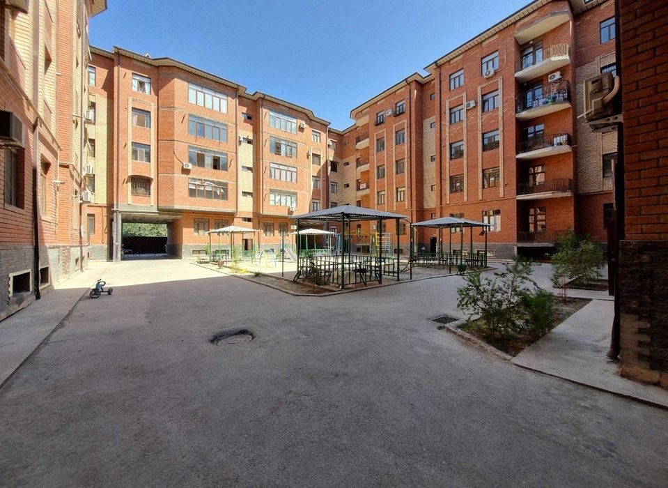 Pasportniy stol tomonda 2 xonali uy sotiladi