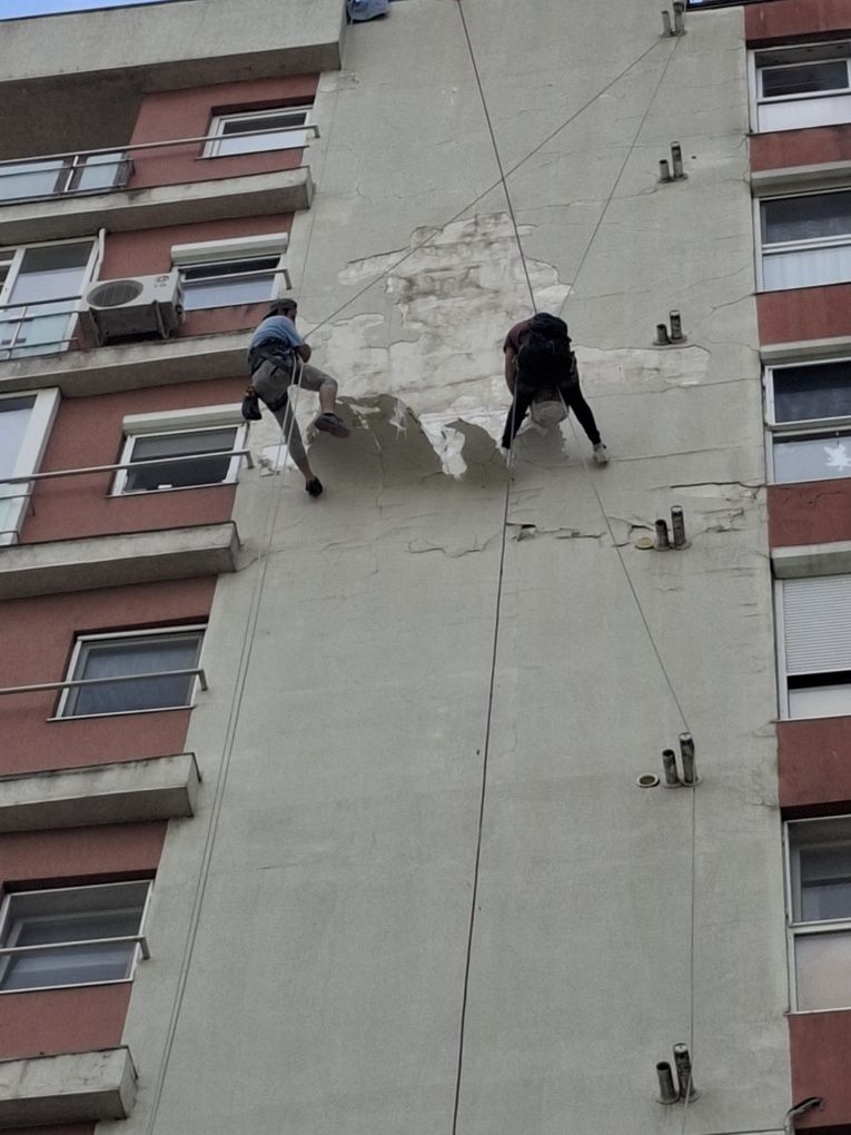 Reparații  fatada  cu alpiniști utilitari  București