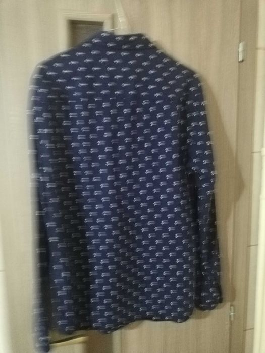 Vând 2 cămăși bărbătești, mărime M, pe bleumarin, ocazie