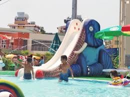 Duș pentru pisince sau aquapark si tobogan