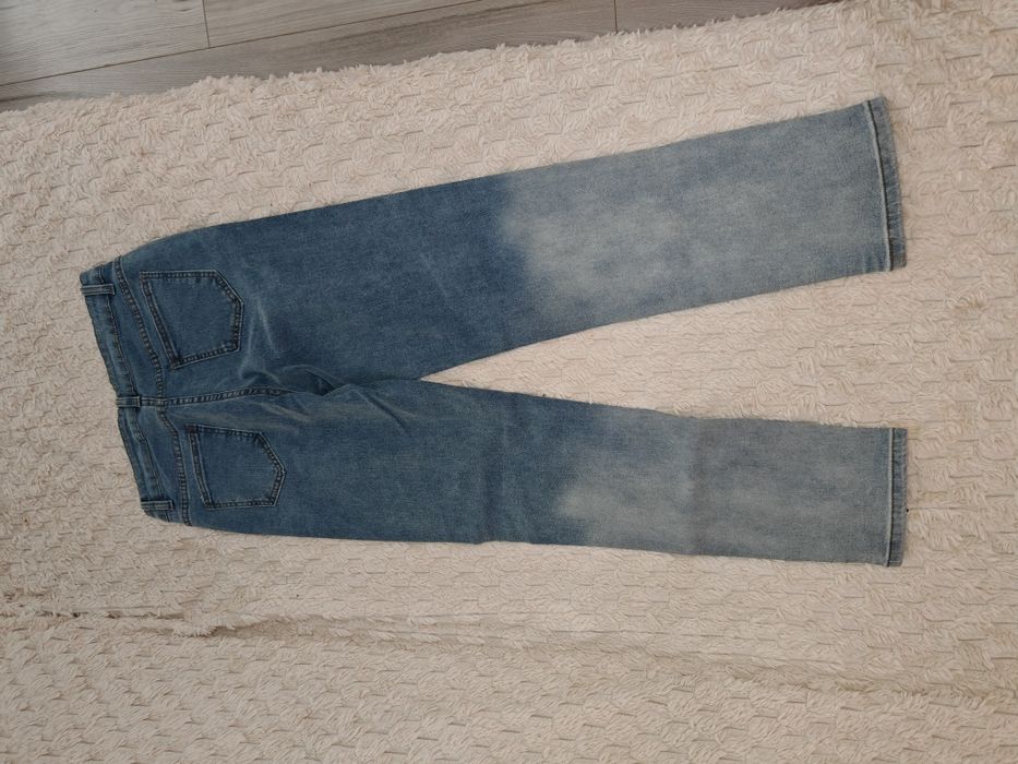 Blugi slim cu pietre