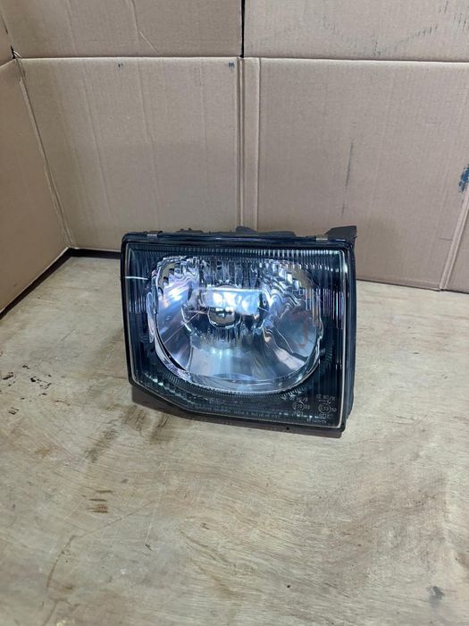 Передняя правая фара Mitsubishi Pajero 2