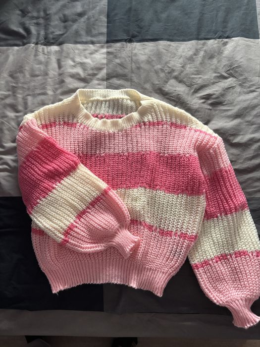 Пуловер на розови и кремави райета