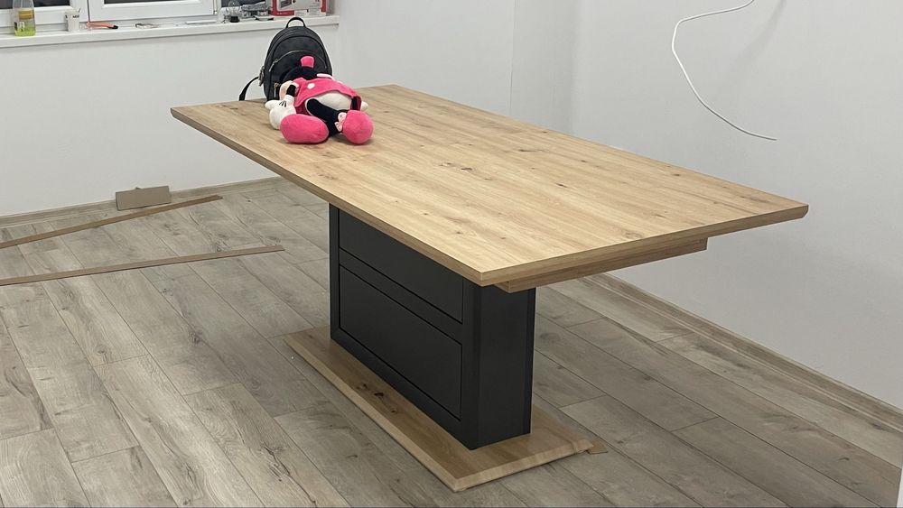 Трапезна маса от Аико