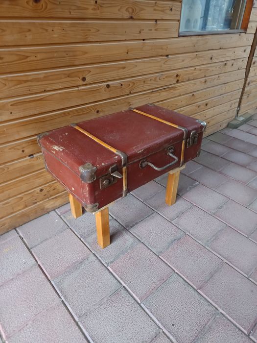 Valiza transformată în comoda sau  masuta