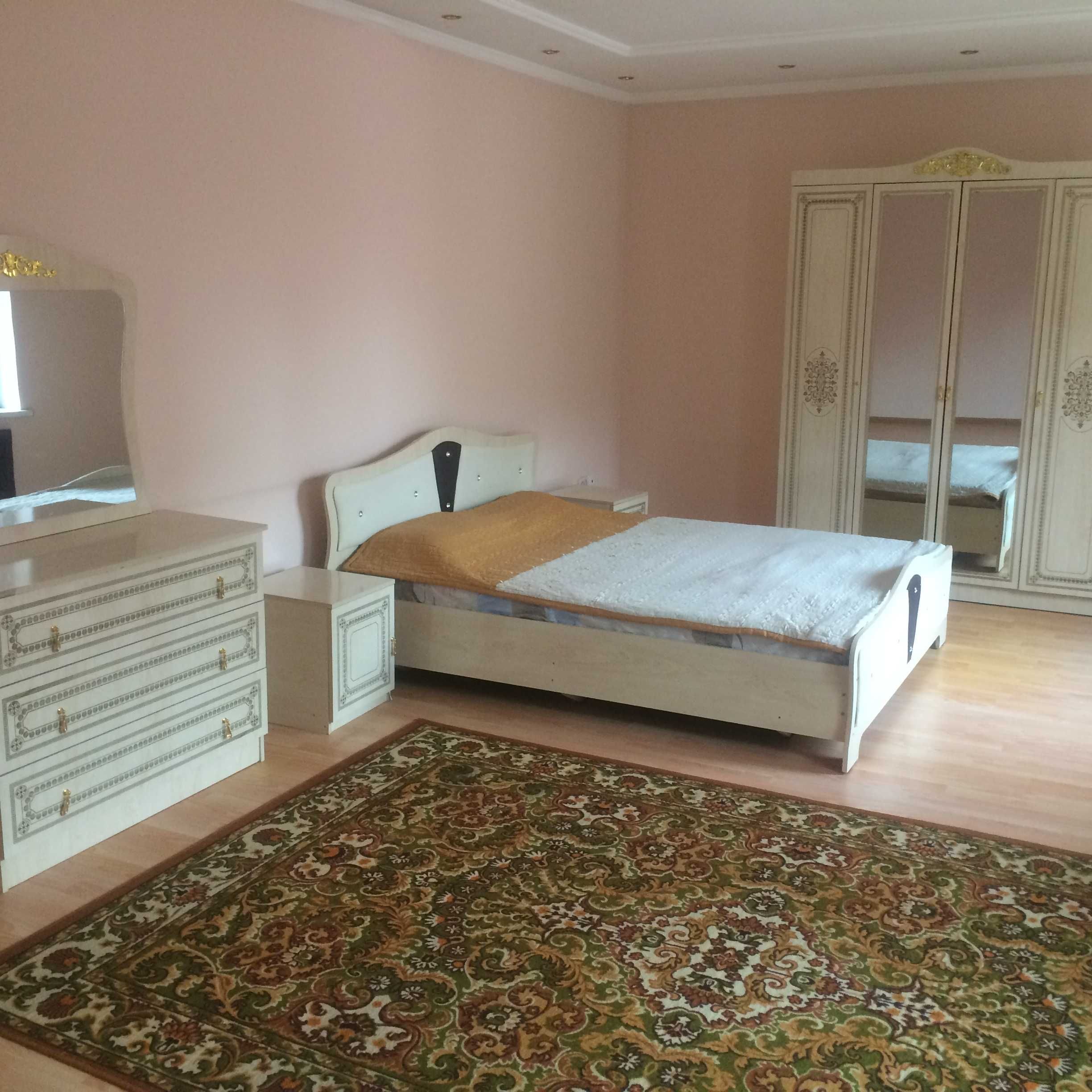 Сдаётся в аренду большой 3- этажный ДОМ в центре - на м. Дружбе