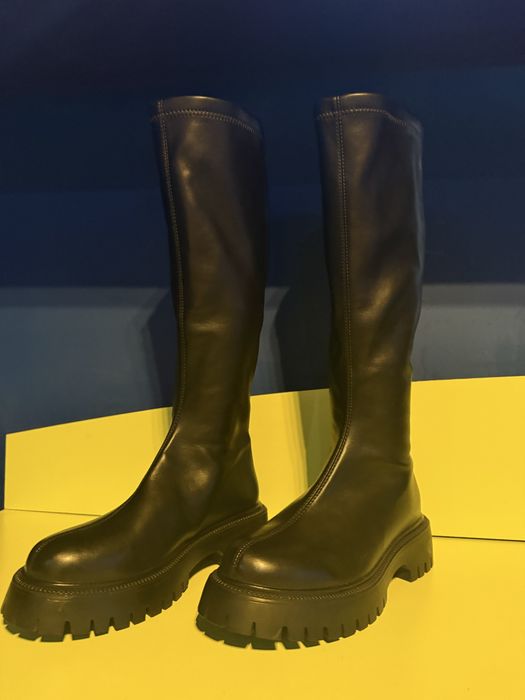 Стилни черни дамски боти