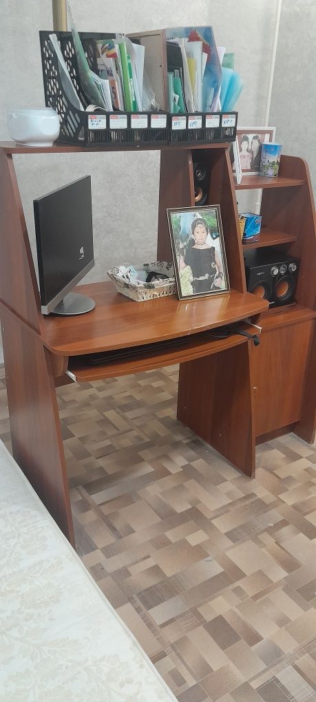 Продам стол компьютерный в хорошем состоянии!