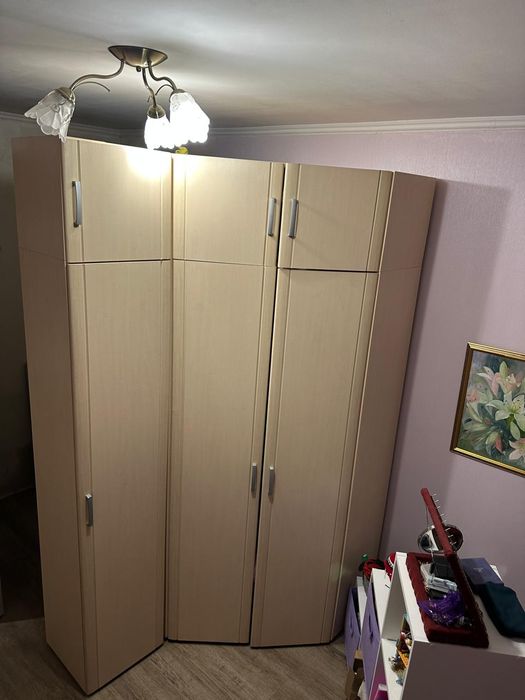 Угловой шкаф в месте с пиналом