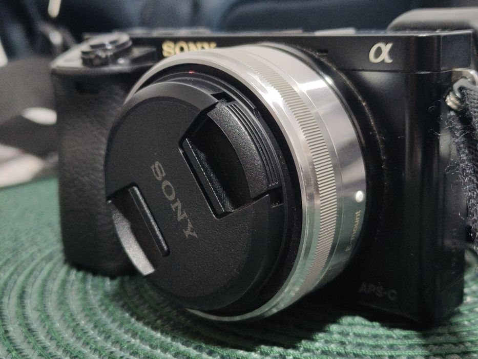 Sony A6000 – 2 bucăți + 4 baterii, 2 obiective – Stare bună