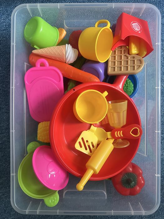 Jucarii din plastic pentru joc rol si plastilina