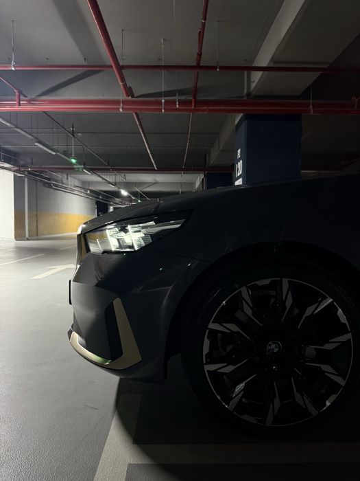 BMW I5 Luxury position
