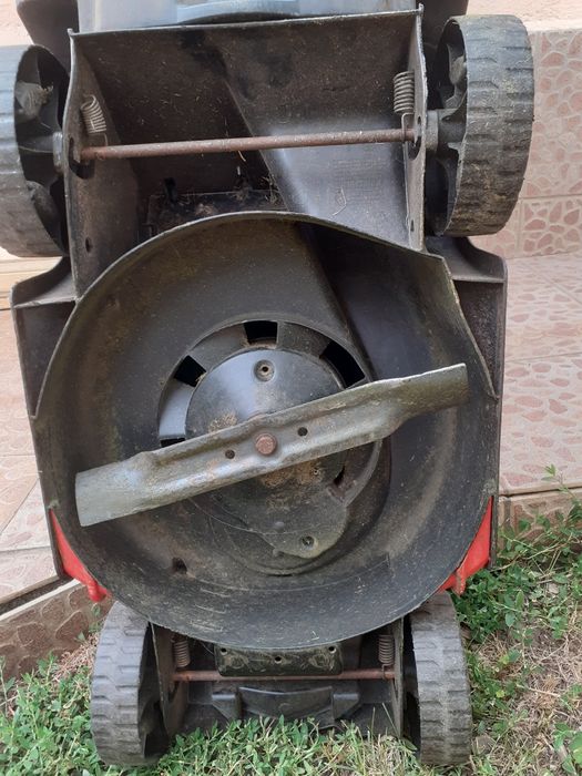 Продавам ел. Косачка Бош Rotak 32 .