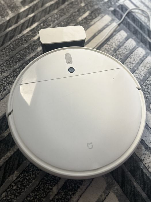 Vand Robot de aspirare (are functie si de spalare)