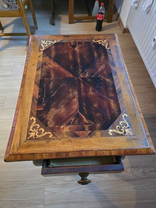 Продавам стара масичка със украса от седеф.