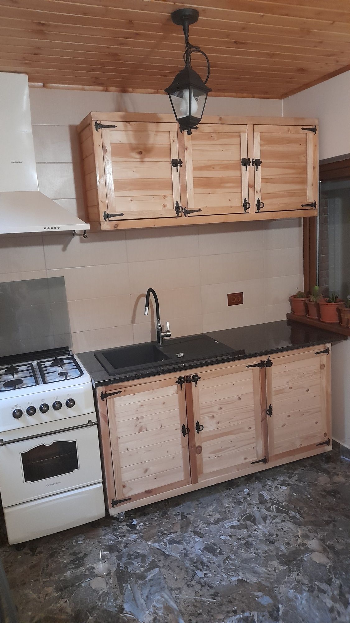 Mobilier rustic pentru bucătărie sau terasa din lemn masiv