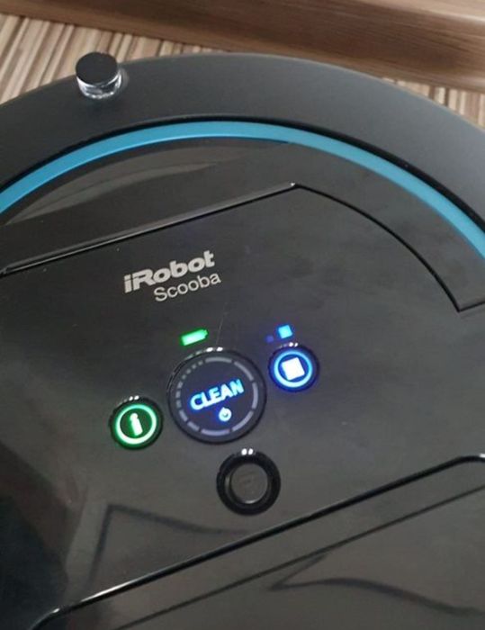 Aspirator robot cu spălare iRobot Scooba.