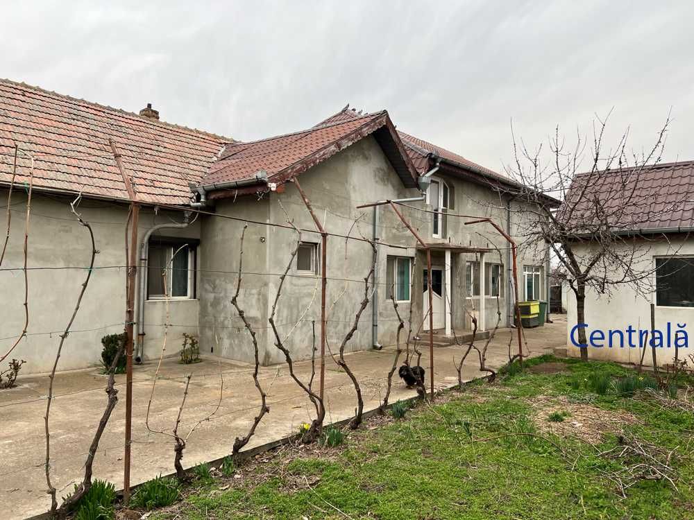 Vând teren cu casă în Băilești, 1800mp teren, 330mp casa