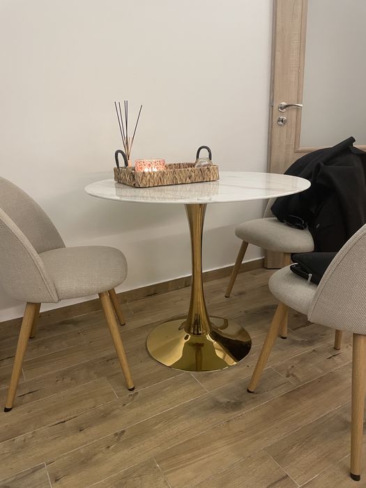 Елегантна маса за хранене