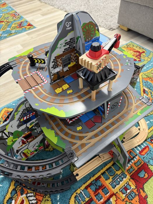 Set Trenuri Mina montană Hape 4 niveluri-Stare impecabila