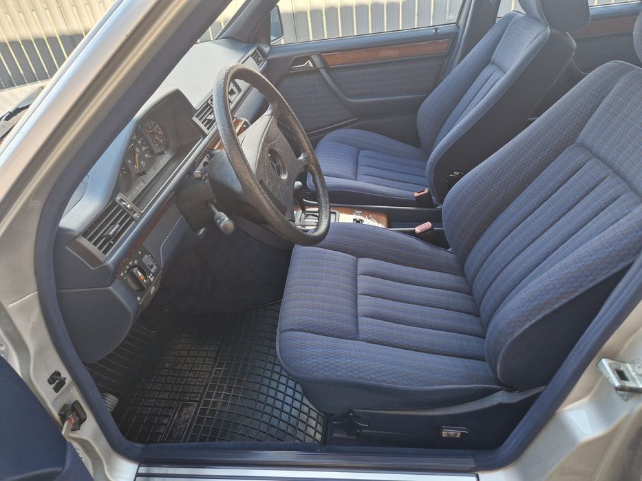 Vând Mercedes-Benz w124 230E impecabil. Vehicul istoric