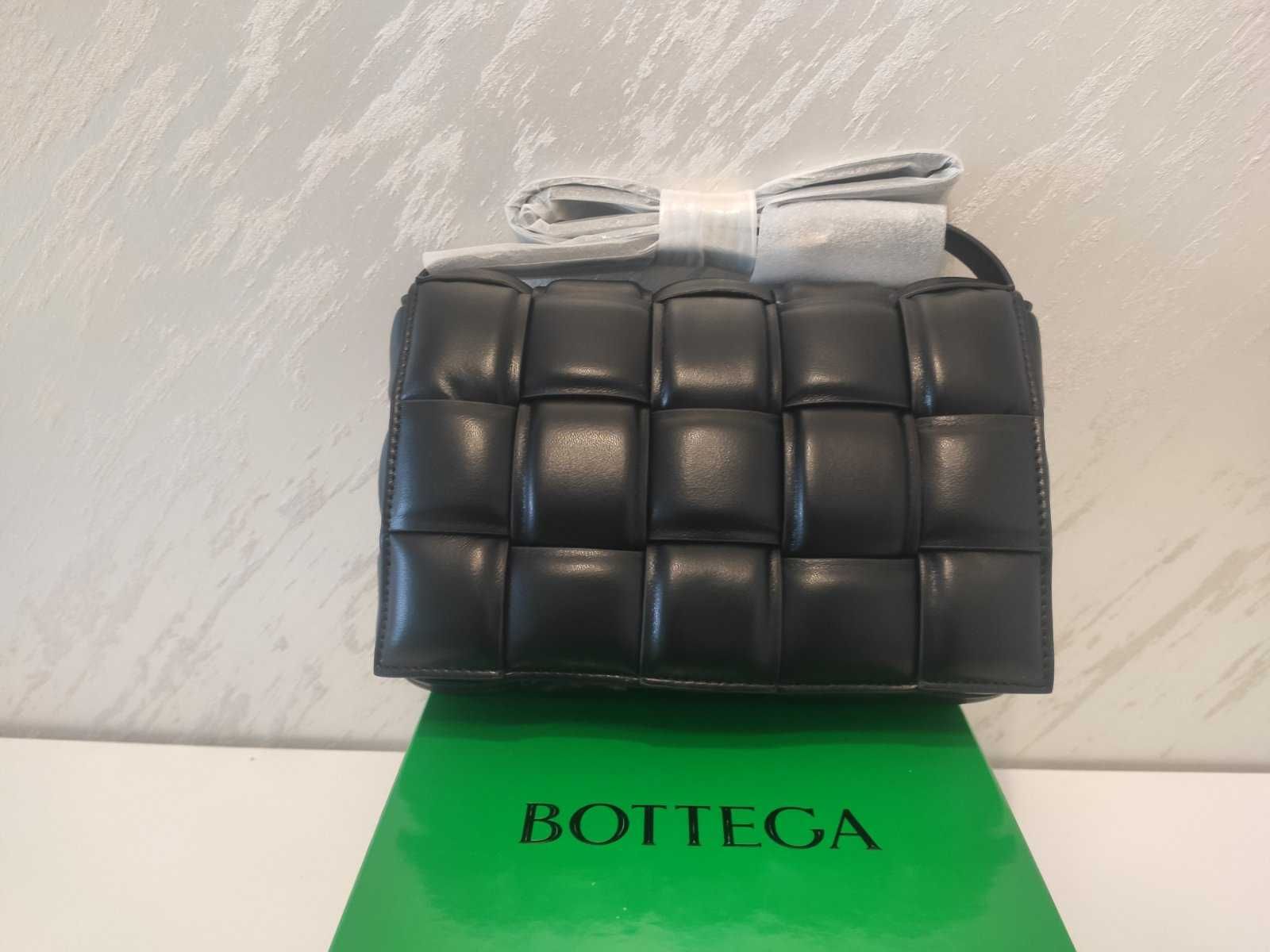 Дамска чанта Bottega Veneta ; модел Padded Cassette
